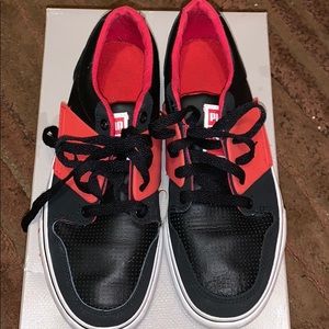 BOYS PUMA SHOES SIZE 5